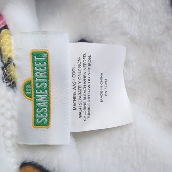 Sesame Street Valentine's Day Character Blanket 💜👹 - Picture 6 of 8